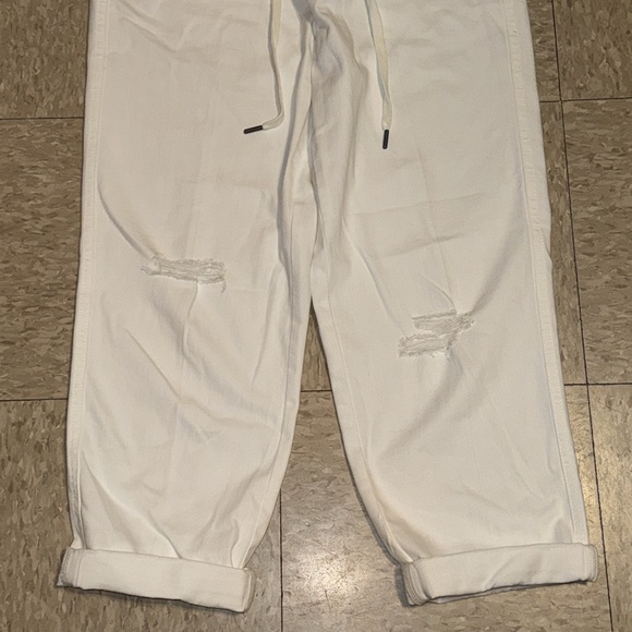 aerie High-Waisted Relaxed Denim Jogger in Pure White size Medium (Size 8 US) - Picture 9 of 16